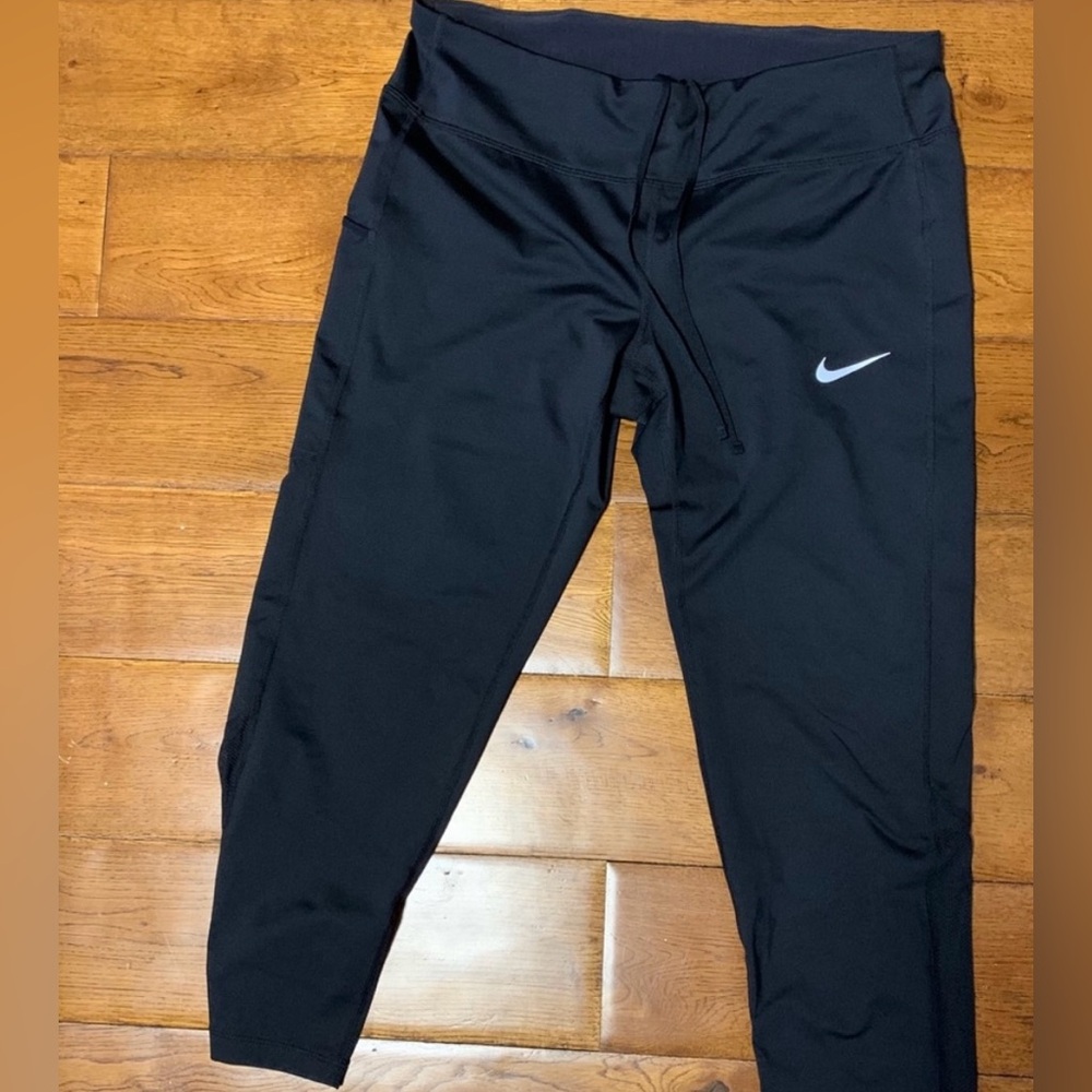 Nike DriFit compressive crop leg black workout legging with pockets